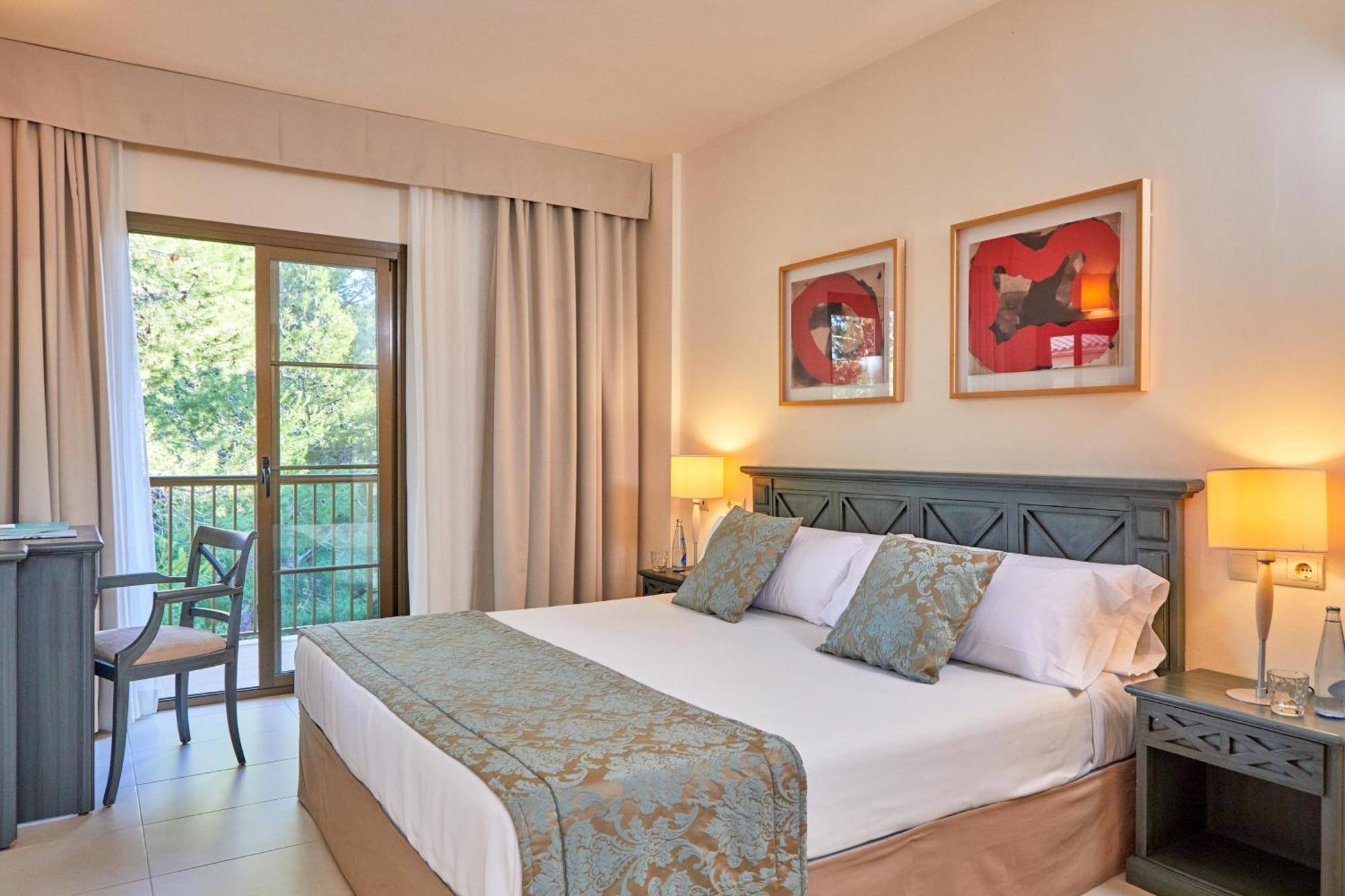 One-Bedroom Park Suite Pool View